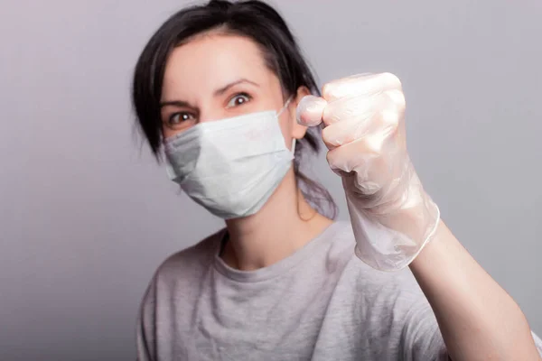 Bela Mulher Máscara Médica Luvas Mostra Mão Parada Proteção Contra — Fotografia de Stock