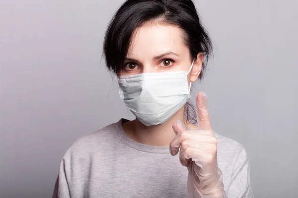 Vacker Kvinna Medicinsk Mask Och Handskar Visar Stopp Hand Skydd — Stockfoto