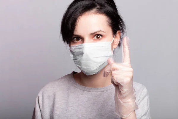 Bela Mulher Máscara Médica Luvas Mostra Mão Parada Proteção Contra — Fotografia de Stock