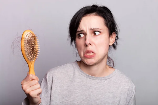 Vrouw Met Kam Een Witte Achtergrond Geschokt Haar — Stockfoto