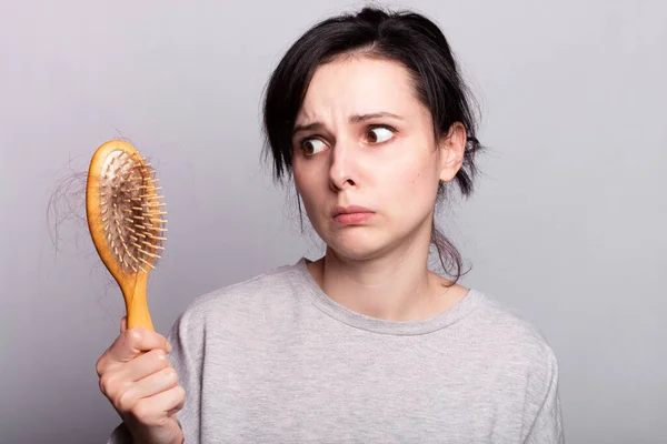 Frau Mit Kamm Auf Weißem Hintergrund Strapaziertes Haar — Stockfoto