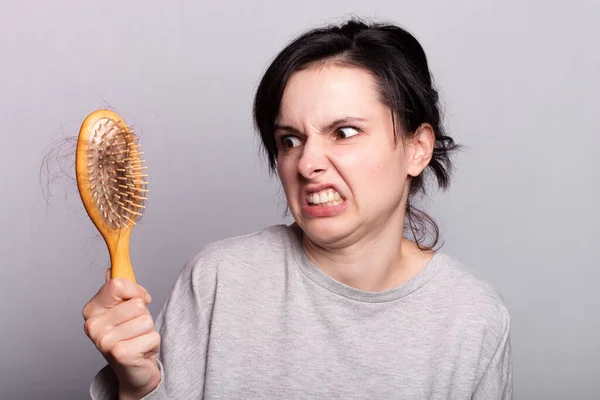 Saç Dökülmesi Bir Kadın Tarağa Bakar Uygun Saç Bakımına Değil — Stok fotoğraf