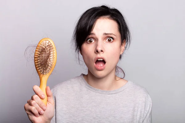 Perda Cabelo Uma Mulher Olha Para Pente Não Para Cuidado — Fotografia de Stock