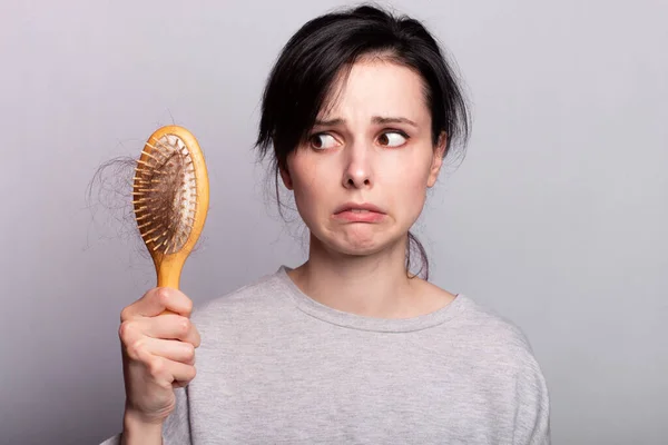 Mooie Vrouw Kam Haar Grijs Shirt Vallen Uit — Stockfoto