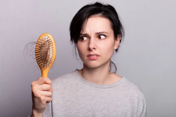 Beautiful Woman Comb Hair Grey Shirt Fall Out — Stock Photo, Image