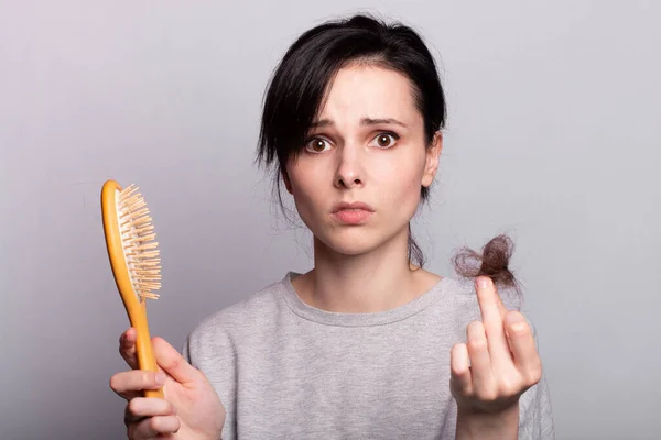 Menina Emocional Segurando Pente Suas Mãos Com Pacote Perda Cabelo — Fotografia de Stock