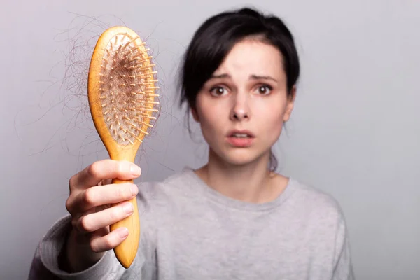 Menina Emocional Segurando Pente Suas Mãos Com Pacote Perda Cabelo — Fotografia de Stock