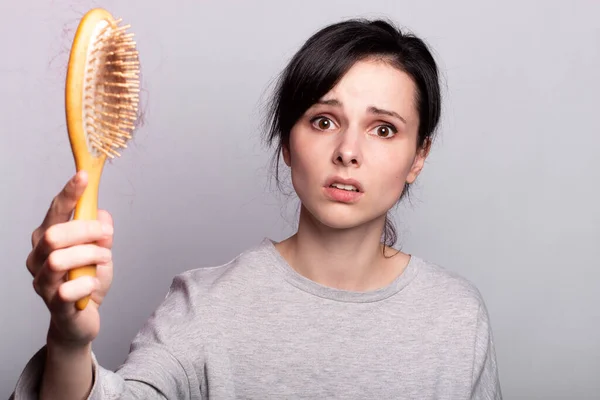 Menina Emocional Segurando Pente Suas Mãos Com Pacote Perda Cabelo — Fotografia de Stock