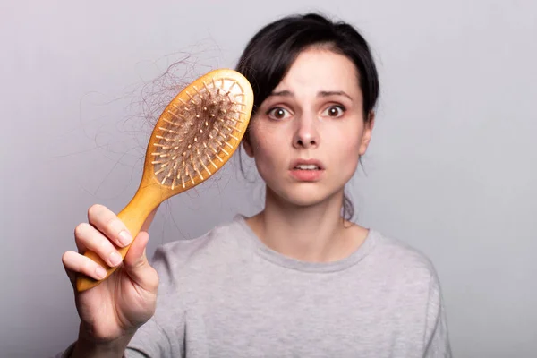 Menina Emocional Segurando Pente Suas Mãos Com Pacote Perda Cabelo — Fotografia de Stock