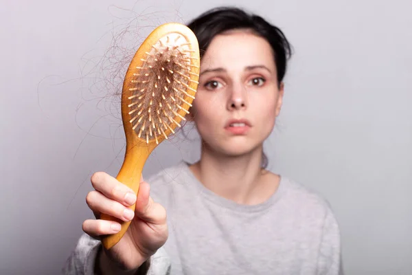 Menina Emocional Segurando Pente Suas Mãos Com Pacote Perda Cabelo — Fotografia de Stock