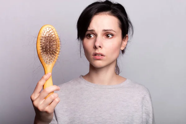 Mulher Com Pente Nas Mãos Problema Cabelo — Fotografia de Stock