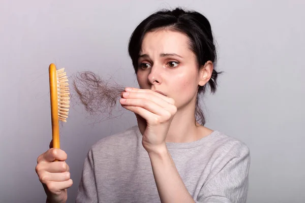 Vrouw Met Kam Handen Probleem Haar — Stockfoto