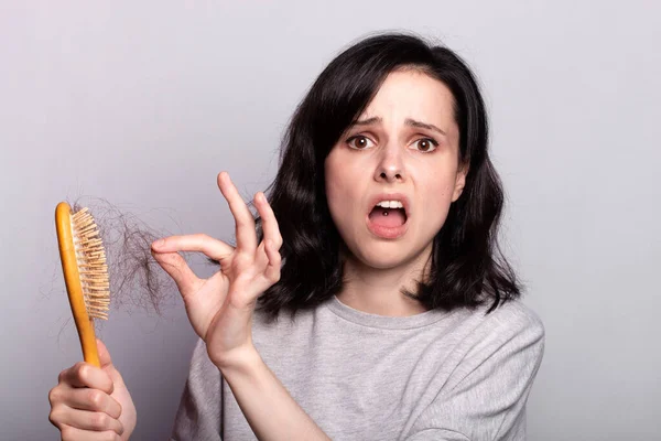 Frau Mit Kamm Den Händen Problemhaar — Stockfoto