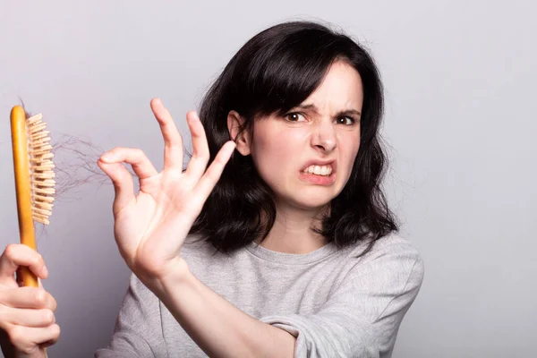Elleri Taraklı Saçları Sorunlu Bir Kadın — Stok fotoğraf