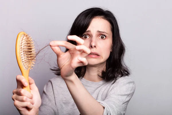 Frau Mit Kamm Den Händen Problemhaar — Stockfoto