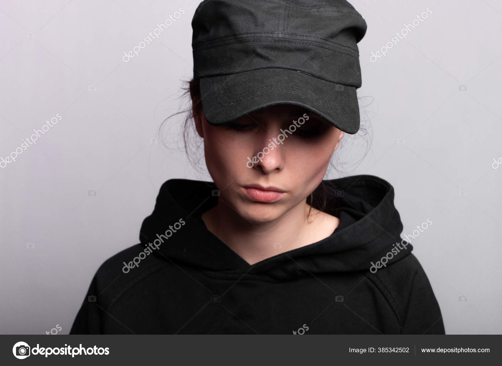 Mujer Con Capucha Capucha Negra: fotografía de stock © #385342502 | Depositphotos