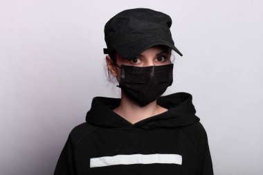 Siyah maskeli kadın virüse karşı korunuyor.