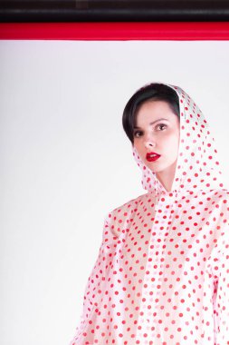 Bezelyeli kırmızı dudaklı kadın, açık arkaplan.