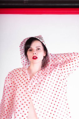 Bezelyeli kırmızı dudaklı kadın, açık arkaplan.