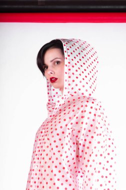 Bezelyeli kırmızı dudaklı kadın, açık arkaplan.