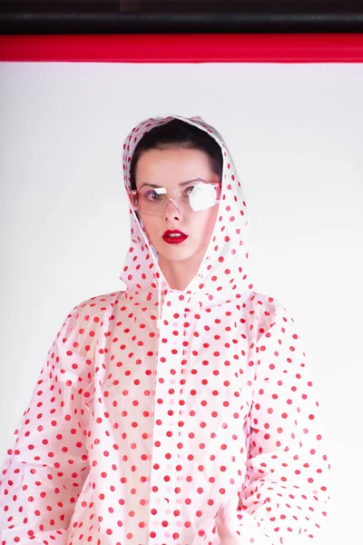 Bela Mulher Com Lábios Vermelhos Uma Capa Chuva Óculos Transparentes — Fotografia de Stock