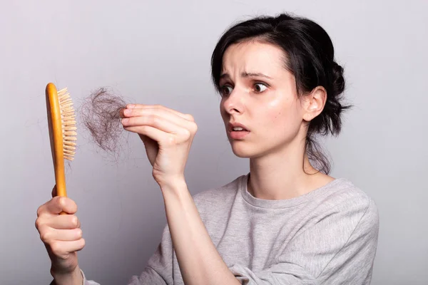 Mulher Triste Com Pente Uma Sucata Cabelo Suas Mãos Problema — Fotografia de Stock