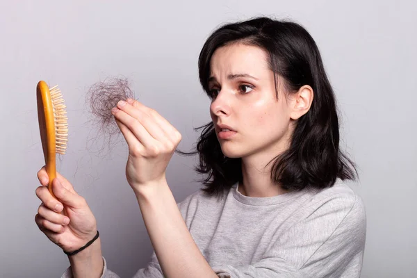 Mulher Triste Com Pente Uma Sucata Cabelo Suas Mãos Problema — Fotografia de Stock