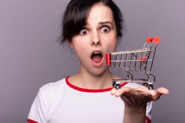 Marketten oyuncak arabası taşıyan bir kadın, alışveriş gezisi.