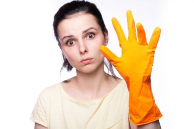 Portakal temizleme eldivenli duygusal kadın, temizlik şirketi çalışanı.