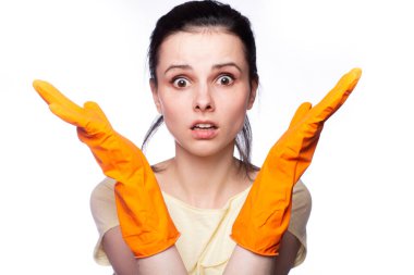 Portakal temizleme eldivenli duygusal kadın, temizlik şirketi çalışanı.