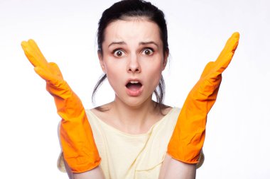 Portakal temizleme eldivenli duygusal kadın, temizlik şirketi çalışanı.