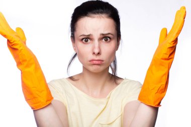 Portakal temizleme eldivenli duygusal kadın, temizlik şirketi çalışanı.