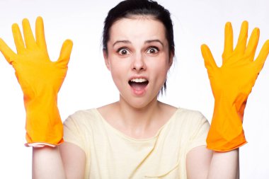 Portakal temizleme eldivenli duygusal kadın, temizlik şirketi çalışanı.