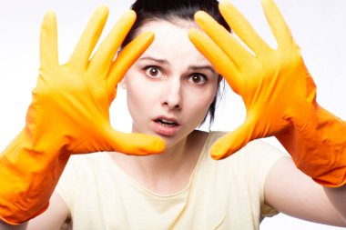 Portakal temizleme eldivenli duygusal kadın, temizlik şirketi çalışanı.