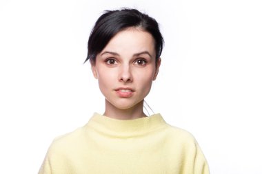 Sarı kazaklı güzel bir kız, beyaz stüdyo geçmişi var.