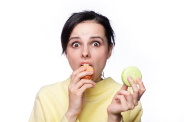 Sarı kazaklı tatlı kadın elinde makarna kurabiyeleri tutuyor. 