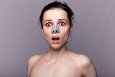 Sivilce için buruna striptiz yapan bir kadın..