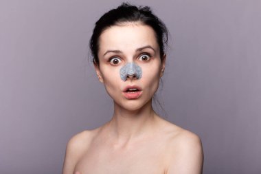 Sivilce için buruna striptiz yapan bir kadın..