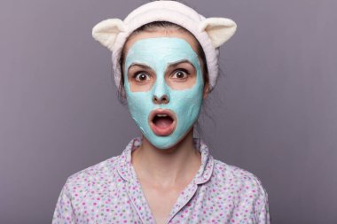 Yüzünde kozmetik maske olan kadın.