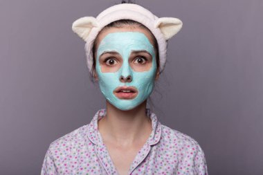 Yüzünde kozmetik maske olan kadın.