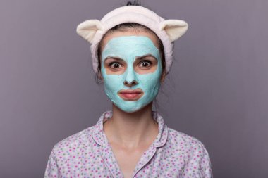 Yüzünde kozmetik maske olan kadın.