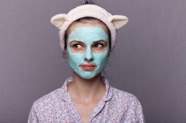 Yüzünde kozmetik maske olan kadın.