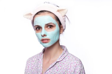 Yüz maskesi takan spa kadını. Kozmetik prosedürleri.