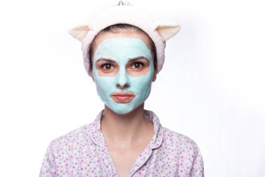 Spa kızı yüz maskesi takıyor. Kozmetik prosedürleri.