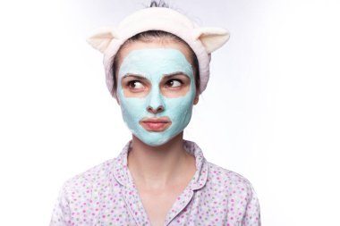 Spa kızı yüz maskesi takıyor. Kozmetik prosedürleri.