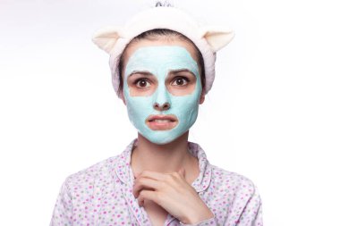 Spa kızı yüz maskesi takıyor. Kozmetik prosedürleri.