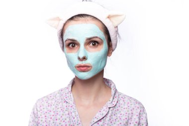 Spa kızı yüz maskesi takıyor. Kozmetik prosedürleri.