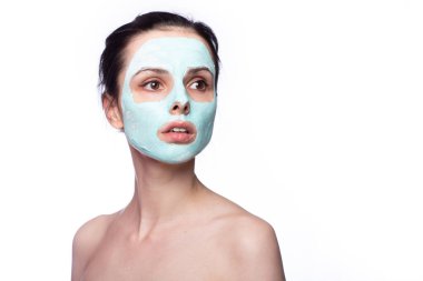 Yüzünde kozmetik maske olan kadın.