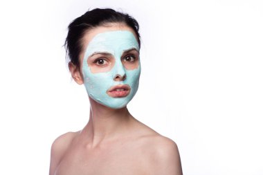 Yüzünde kozmetik maske olan kadın.