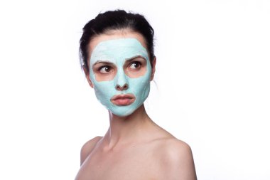 Yüzünde kozmetik maske olan kadın.